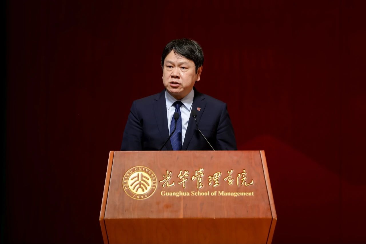 谦卑的头脑者丨北大K8官网院长刘俏2024年开学仪式致辞