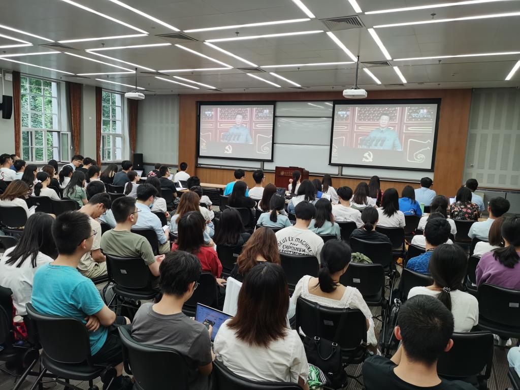 “请党放心，，，强国有我！！！”——北大K8官网师生整体收看庆祝中国共产党成立100周年大会
